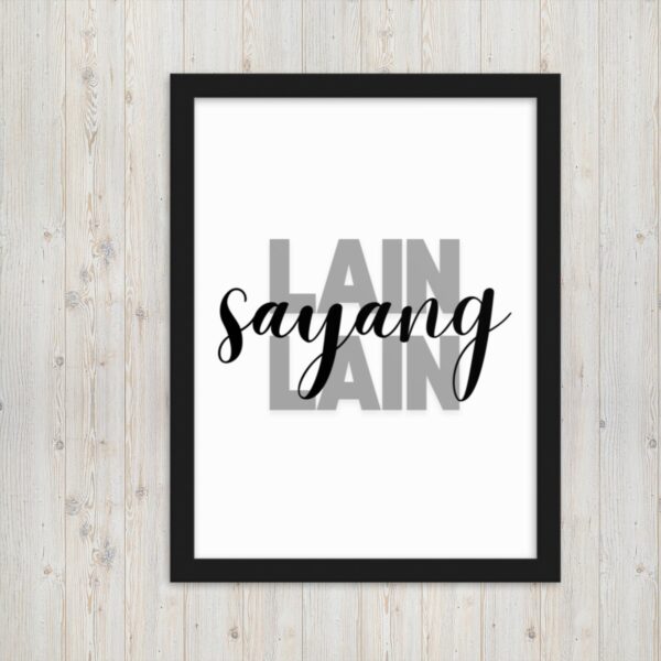 Fotolijstje met het Molukse Gezegde: "Lain sayang lain"