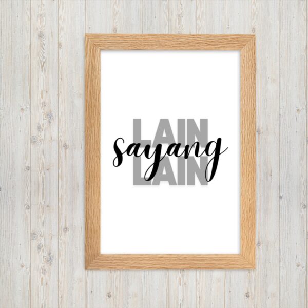Fotolijstje met het Molukse Gezegde: "Lain sayang lain"