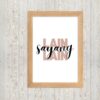 Fotolijstje met het Molukse Gezegde: "Lain sayang lain"
