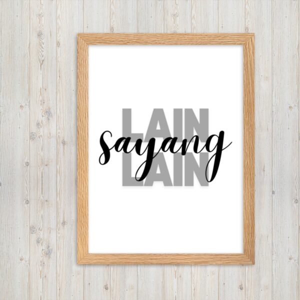 Fotolijstje met het Molukse Gezegde: "Lain sayang lain"
