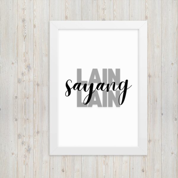 Fotolijstje met het Molukse Gezegde: "Lain sayang lain"