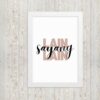 Fotolijstje met het Molukse Gezegde: "Lain sayang lain"