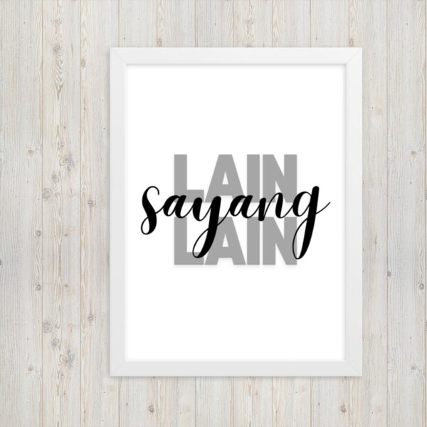 Fotolijstje met het Molukse Gezegde: "Lain sayang lain"