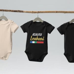 organic-cotton-baby-bodysuit-black-front-68400c2abca57.jpg Rompertje ‘Asalku - Leahari’ – Molukse Trots vanaf de Start